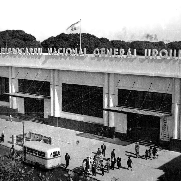 Estación F. Lacroze, 1954. MNF. De estilo racionalista, la nueva terminal fue un proyecto de Santiago y Carlos Mayud-Maisonneuve.