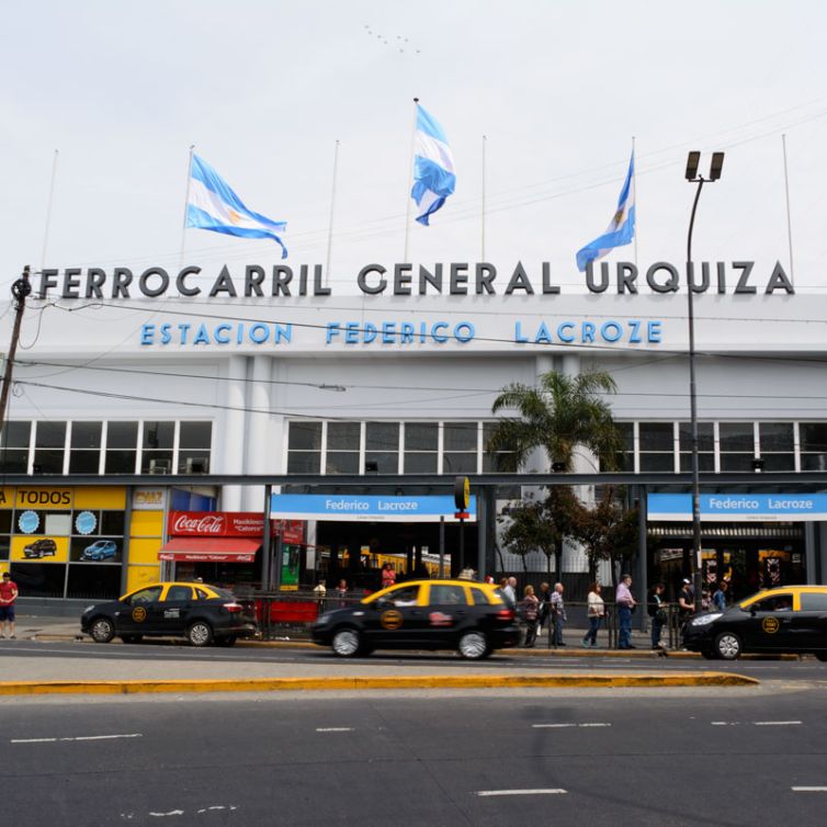 Estación F. Lacroze, 2018. Archivo Metrovías. Conecta con el subte y las líneas de colectivo.La estación terminal del Ferrocarril Urquiza es Monumento Histórico Nacional desde 2021.