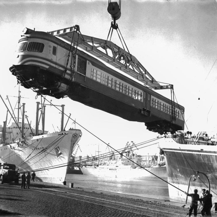 Llegada de los coches motores Fiat, 1960 AGN. Más de 300 coches de este modelo fueron construidos en Córdoba, en la fábrica Materfer. Incluso se llegaron a exportar a otros países.