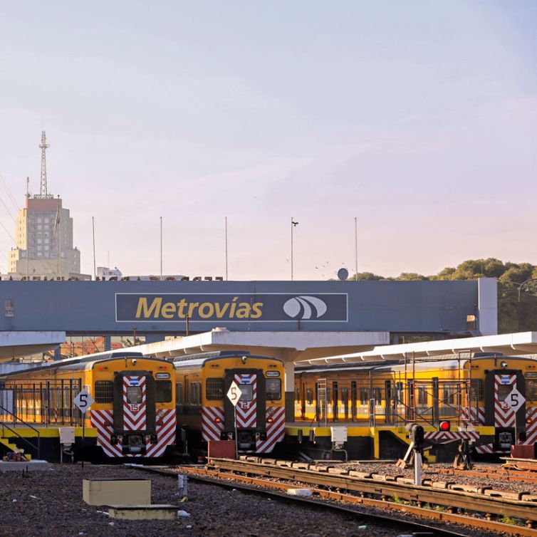 Estación F.Lacroze, 2018. Archivo Metrovías. Se observan los edificios del barrio de Chacarita y la vegetación arbolada del Parque Los Andes.