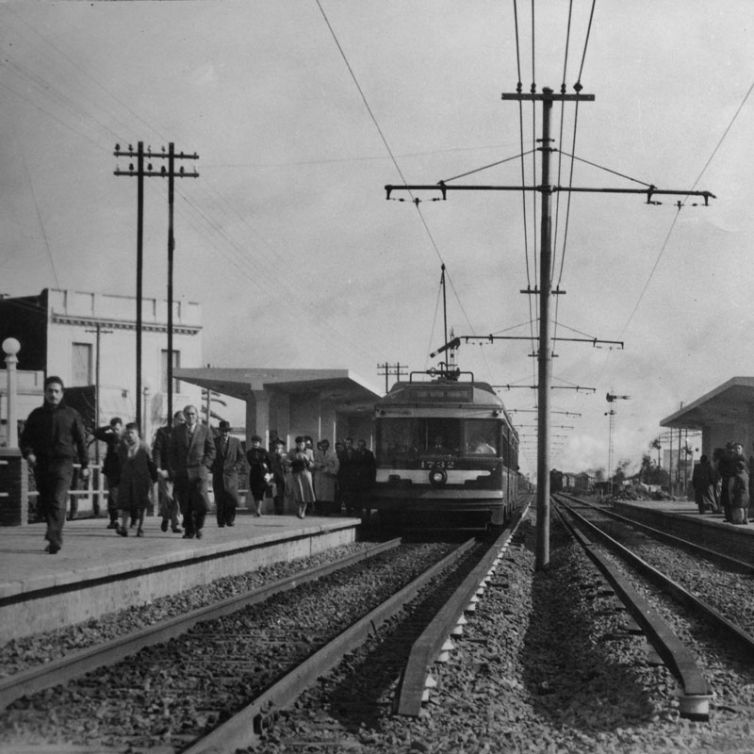 Estación El Libertador, década de 1950. MNF. La estación actual, con disposición de andenes desfasados, fue construida en 1973 para recibir a los nuevos coches eléctricos.