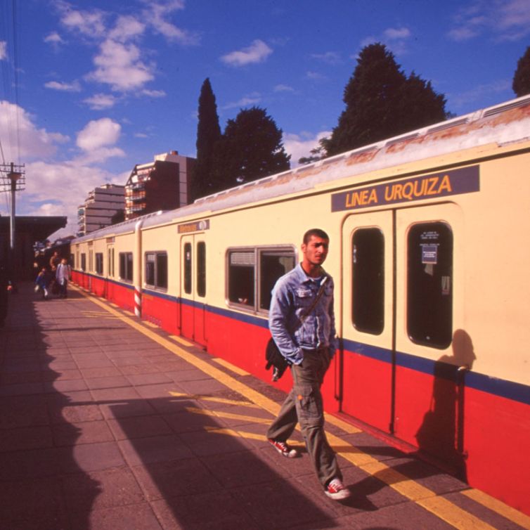 Estación Devoto, década de 1990. Archivo Metrovías. El esquema de colores amarillo y rojo con una franja celeste se llamaba "colibrí", e identitifcó a los ferrocarriles argentinos durante varios años.