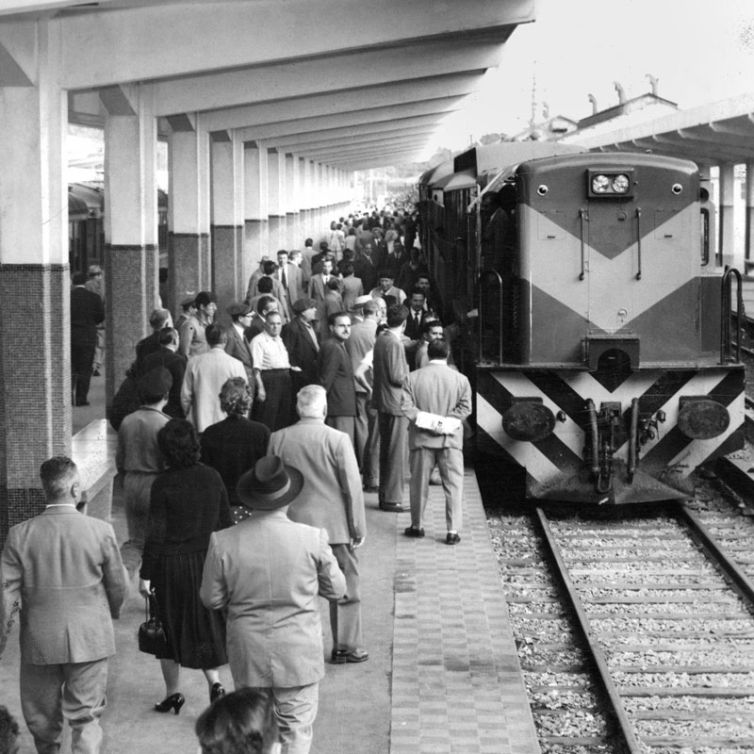 Viaje inaugural de la locomotora diesel General Electric, 1958, AGN. Estas locomotoras fueron adquiridas para modernizar varias líneas, entre ellas el Ferrocarril Urquiza, y se utilizaron tanto para el transporte de carga como para los servicios de pasajeros.