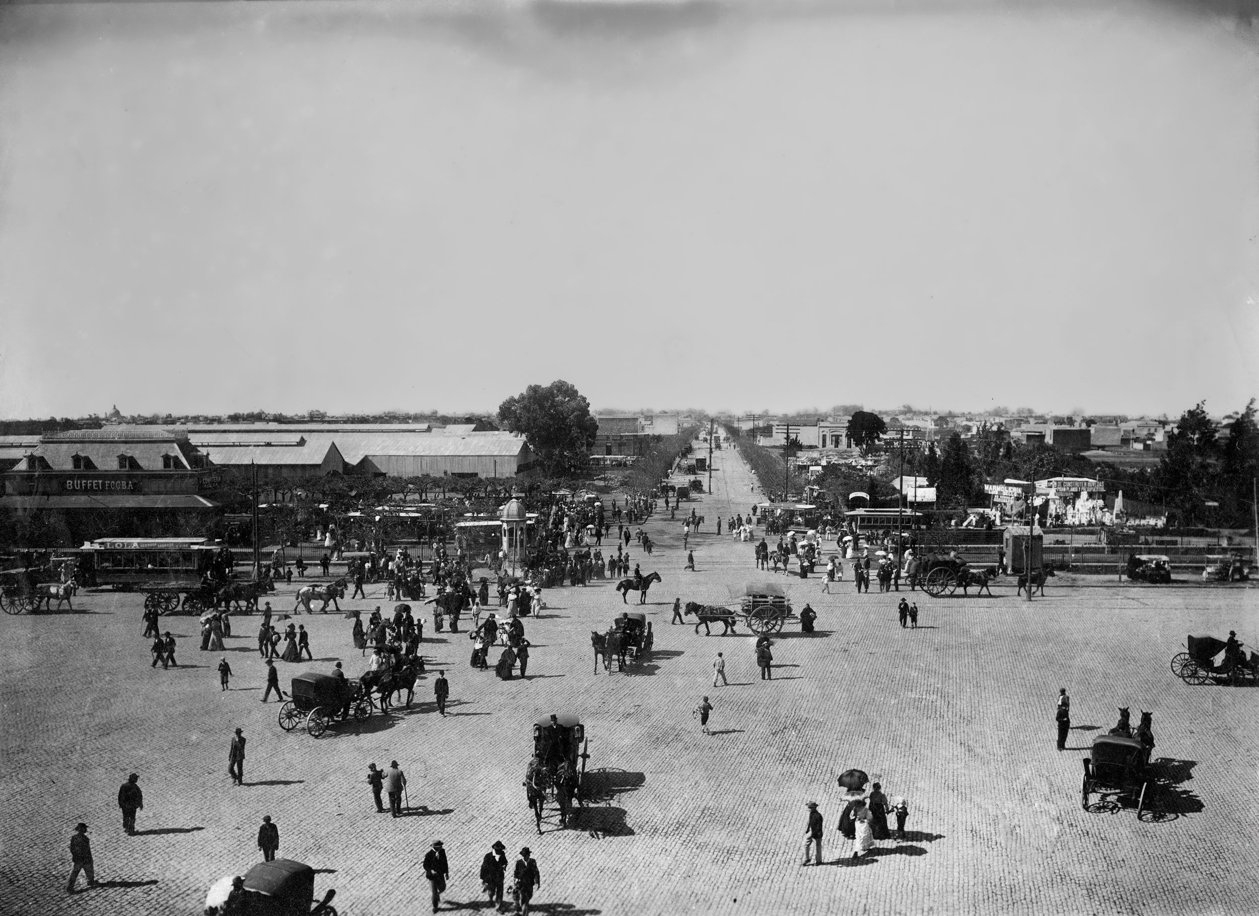 Estación Chacarita del Tranvía Rural (actual estación F.Lacroze), 1899.AGN. Se observan tanto tranvías eléctricos como a caballo, y elegantes carruajes que transportaban a las familias hacia el cementerio y las quintas de la zona.