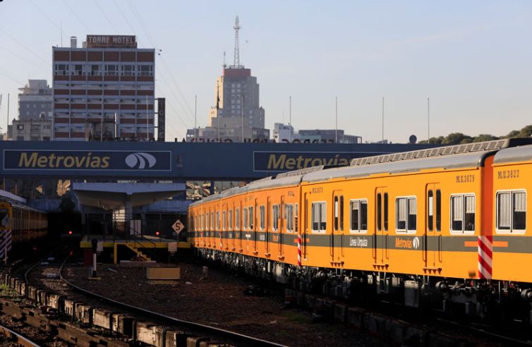 Tren ingresando a la estación F.Lacroze, 2020. Archivo Metrovías