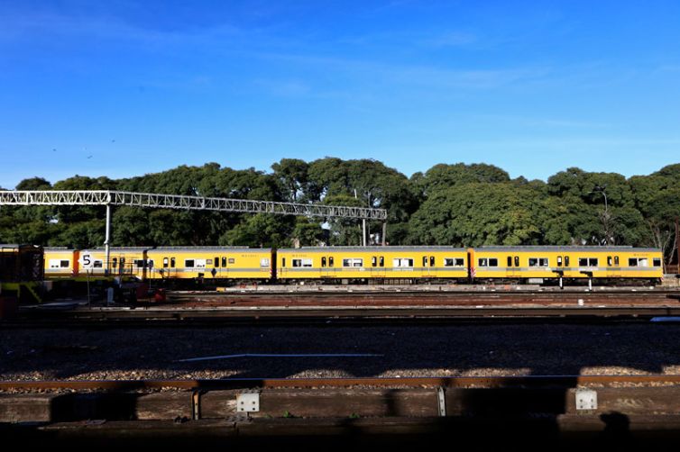 Tren saliendo de la estación F.Lacroze, 2020. Archivo Metrovías